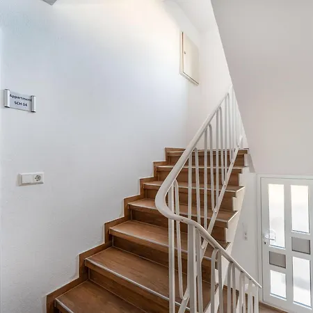 Modernisiertes Haus Mit Drei *